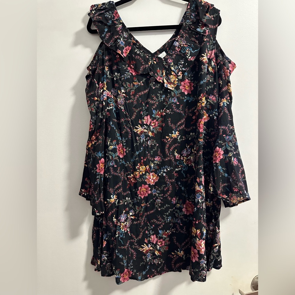 Black shoulder cut out dress